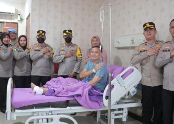 Wujud Kepedulian, Kapolrestro Jaktim Kunjungi Anggota dan Keluarga Yang Sakit di RS Polri Kramatjati