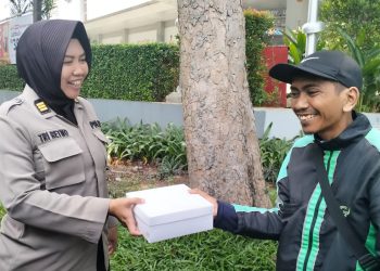 Jumat Berkah Kanit Samapta polsek Pondok Aren Bagikan Nasi Kotak di CBD Bintaro