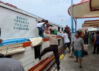 Humanis Polsek Kepulauan Seribu Utara: Anggota Polres Selalu Siap Melayani di Dermaga Pulau Kelapa