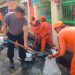 Antisipasi Banjir, Polsek Kalideres Dan Tiga Pilar Galang Kerja Bakti Di Jalan Kamal Raya