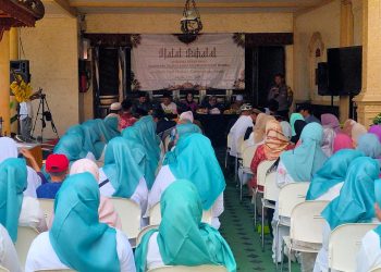 Jalin Keakraban, Bhabinkamtibmas Kelurahan Pejaten Barat Hadiri Kegiatan Halal Bihalal Warga