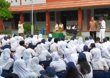 Unit Binmas Polsek Bekasi Barat Melaksanakan Binluh di SMPN 54 Kota Bekasi