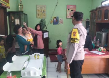 Bhabinkamtibmas Kelurahan Johar Baru Aiptu Sunarto Berikan Himbauan Saat Kegiatan Posyandu