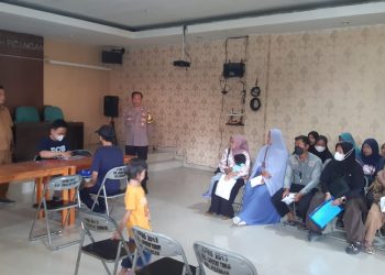 Bhabinkamtibmas Polsek Ciputat Timur Pantau Pendistribusian BLT di Kelurahan Pisangan