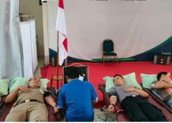 Kapolsek Mampang Bersama Camat Gaungkan Kepedulian Bagi Sesama Dengan Ikut Donor Darah