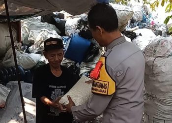 Peduli Pemulung, Bhabinkamtibmas Utan Kayu Utara Berikan Bantuan Sembako Gratis