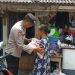 Bentuk kepedulian Bhabinkamtibmas Polsek Jatinegara bagikan beras kepada warga kurang mampu