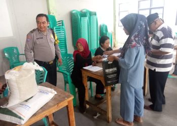 Bhabinkamtibmas Kel Harapan Jaya Kec. Bekasi Utara Monitoring Pendistribusian bantuan pangan cadangan beras Pemerintah (CBP)