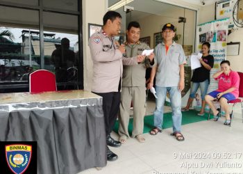 Bhabinkamtibmas Kelurahan Kemayoran Melaksanaan Pembagian Beras Kepada Warga