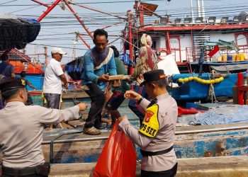 Jum’at Barokah Polsek Kawasan Muara Baru Berbagi Makanan Siap Santap di Pelabuhan Muara Baru