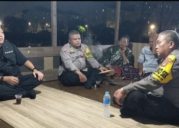 Kasat Reskrim Polres Pelabuhan Tanjung Priok Laksanakan Sambang Satkamling Dengan Warga Pluit Muara Angke
