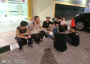 Bhabinkamtibmas Kelurahan Kartini Memberikan Himbauan Kepada Remaja Yang Nongkrong Tengah Malam