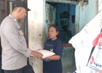 Peduli warga kurang mampu, Bhabinkamtibmas Polsek Jatinegara beri bantuan beras