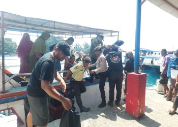 Kapolsubsektor Pulau Panggang Berbakti Bantu Lansia Sakit Turun dari Kapal