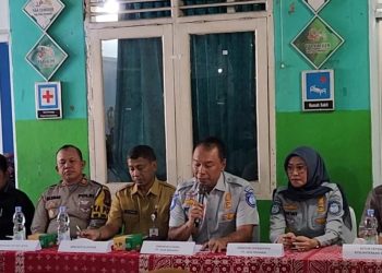 Sat Lantas Polres Metro Depok Dampingi Jasa Raharja Berikan Santunan Kepada Keluarga Korban Kecelakaan SMK Lingga Kencana