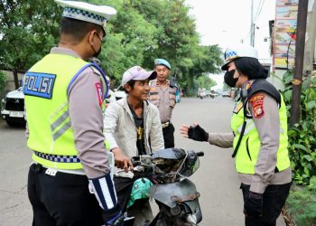 Polres Metro Depok Tindak Tegas Pengendara Motor Yang Lawan Arus di Jalan Gas Alam Cimanggis