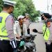 Polres Metro Depok Tindak Tegas Pengendara Motor Yang Lawan Arus di Jalan Gas Alam Cimanggis