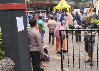 Bhabinkamtibmas Gandaria Utara Monitoring Pembagian Bansos Beras