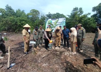AKP Sugianto, Kapolsek Kepulauan Selatan, Polres Kepulauan Seribu, Hadiri Penanaman Bibit Pohon Sukun untuk Ketahanan Pangan di Pulau Tidung Kecil