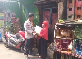 Peduli warga kurang mampu, Bhabinkamtibmas beri bantuan beras