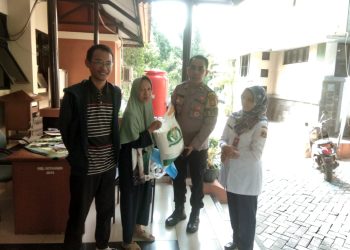 Aipda Elisman Mendampingi Distribusi Bansos Beras untuk Lansia di Kelurahan Setiabudi