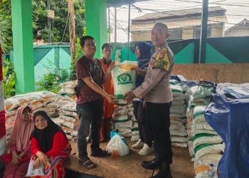 Bhabinkamtibmas Kelurahan Kalibata, Aiptu Bambang S, Awasi Distribusi Beras Bantuan Pemerintah