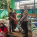 Bhabinkamtibmas Kelurahan Kalibata, Aiptu Bambang S, Awasi Distribusi Beras Bantuan Pemerintah