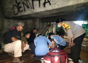 Tanggap Aduan Warga, Polsek Tambora dan P3S Evakuasi Pria Sakit di bawah Flyover Angke