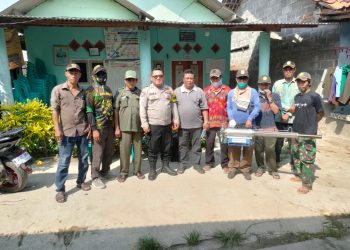 Bhabinkamtibmas Bersama Masyarakat Lakukan Fogging untuk Cegah DBD di Desa Kedung Pengawas