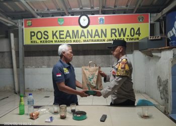 Sambang poskamling, Bhabinkamtibmas ajak petugas tingkatkan keamanan dan beri bantuan sembako