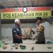 Sambang poskamling, Bhabinkamtibmas ajak petugas tingkatkan keamanan dan beri bantuan sembako