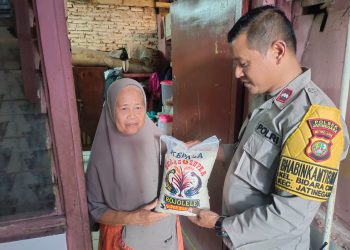 Wujud kepedulian kepada masyarakat, Bhabinkamtibmas Kel. Bidaracina berbagi beras kepada warga kurang mampu