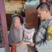 Wujud kepedulian kepada masyarakat, Bhabinkamtibmas Kel. Bidaracina berbagi beras kepada warga kurang mampu