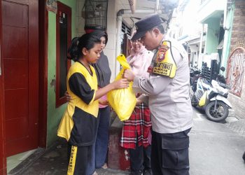 Tingkatkan kepedulian, Bhabinkamtibmas Palmeriam berikan bingkisan kepada anak yatim