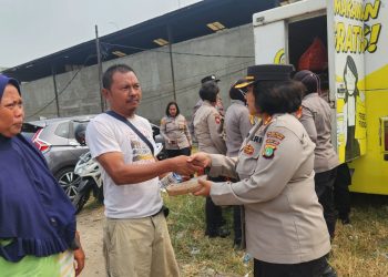 Polres Metro Jakarta Timur Bagikan 300 Makan Siang Gratis Warga Slum Area