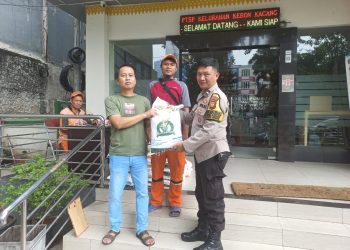3 Pilar bersama Polsek Metro Tanah Abang Bagikan Sembako 884 Karung Beras Kepada Warga