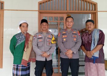 Wakapolsek Kepulauan Seribu Utara dan Bhabinkamtibmas Pulau Panggang Sambangi Tokoh Agama dalam Kegiatan Jumat Keliling