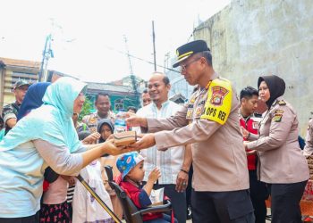 Berbagi Sesama, Kapolres Metro Jakarta Timur Gelar Jumat Peduli Dengan Bagikan Nasi Kotak Kepada Warga Slum Area