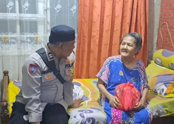 Kunjungi warganya yang sakit menahun, Bhabinkamtibmas Polsek Matraman beri bantuan sembako