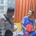 Kunjungi warganya yang sakit menahun, Bhabinkamtibmas Polsek Matraman beri bantuan sembako