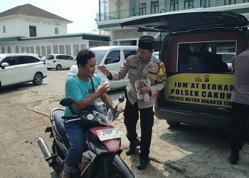 Berbagi berkah dalam Jumat peduli, Polsek Cakung berikan Snack dan minum kepada jemaah sholat Jumat