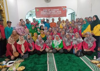 Binmas Kel Ciracas Imbau Pesan Kamtibmas kepada Warga saat Menggelar Jumat Curhat dengan Warga