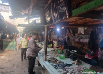 Bhabinkamtibmas Polsek Tambora Beri Rasa Aman Pedagang dengan Patroli Jalan kaki