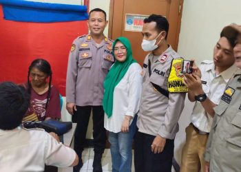 Kanit Binmas bersama Bhabinkamtibmas Jatirasa mengevakuasi orang dengan Gangguan Jiwa (ODGJ) Tanpa Identitas