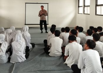 Guna Tingkatkan Kesadaran Kamtibmas Polsek Kelapa Dua Datangi SMP Islam Permata Hati dalam Police Go To School
