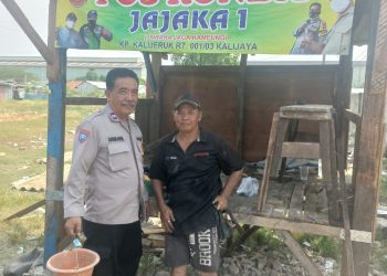 Aktifkan Poskamling, Bhabinkamtibmas Polsek Cikarang Barat Bantu Warga Dirikan Pos Ronda
