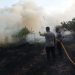 Bhabinkamtibmas Pulau Pari Bantu Damkar Padamkan Kebakaran Lahan Ilalang di Pantai Perawan