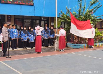 Bripka Abu Amar Bhabinkamtibmas Kelurahan Pondok Pinang Pimpin Upacara Hari Kebangkitan Nasional di SDN 08 Pondok Pinang