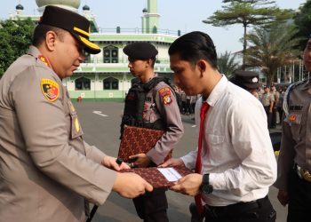 Polres Metro Jakarta selatan berikan Penghargaan kepada Anggota yang Berprestasi
