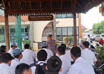 Bhabinkamtibmas Cibubur Berikan Pembinaan kepada Siswa SMK Negeri 52 Tentang Kenakalan Remaja dan Bahaya Narkoba